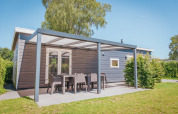 Veluwelodge XL moderne au Holiday park De Boshoek aux Pays-Bas, terrasse couverte et mobilier de jardin