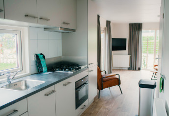 Moderne keuken en woonkamer in Veluwelodge XL op Holiday park De Boshoek, Nederland, met lichte inrichting.