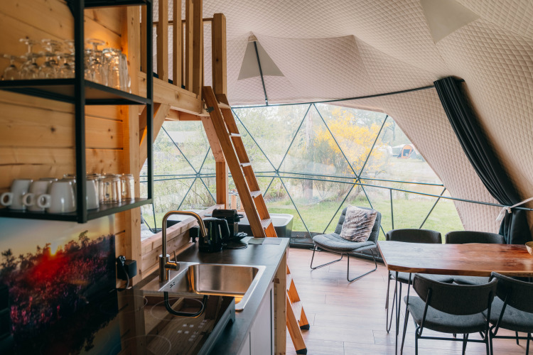 Innenaufnahme des Round Holly Tent im Holiday Park Sallandshoeve, mit moderner Einrichtung und großen Fenstern.