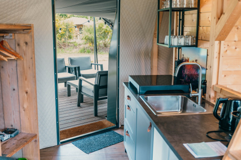 Cocina y zona de estar en la Round Holly Tent en Holiday Park Sallandshoeve, Países Bajos.
