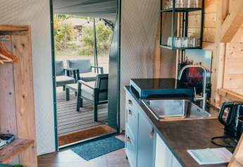 Cucina e area soggiorno nella Round Holly Tent all’Holiday Park Sallandshoeve, Paesi Bassi.