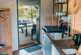Keuken en zithoek in de Round Holly Tent bij Holiday Park Sallandshoeve, Nederland.