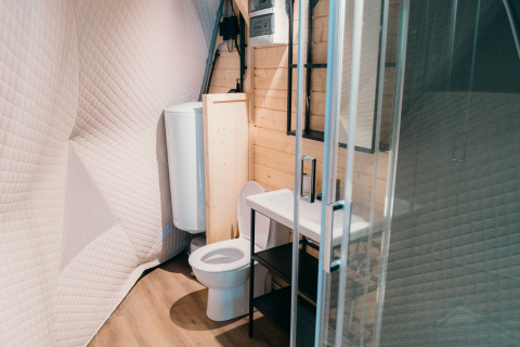 Modernes Badezimmer im Nature house Round Holly Tent im Holiday Park Sallandshoeve, Niederlande.