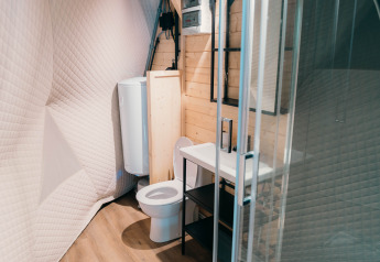 Bagno moderno in una Nature house, Round Holly Tent presso Holiday Park Sallandshoeve, Paesi Bassi.