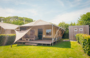 Safari cottage telt ved Holiday park De Boshoek i Holland, med terrasse og hyggelig udendørs siddeplads.