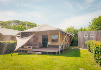 Tienda Safari cottage en Holiday park De Boshoek, Países Bajos, con terraza y zona de estar exterior.