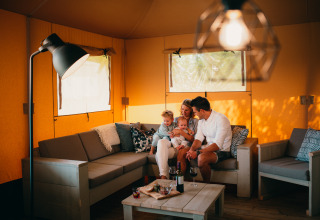 Familia relajándose en una tienda safari de lujo, Safari House, en Holiday park De Boshoek, Países Bajos.