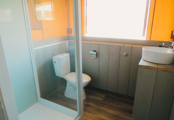 Badeværelse i Safari House med toilet, håndvask og bruser, feriepark De Boshoek, Holland.
