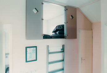 Letto a soppalco moderno con scala e ante aperte nella Veluwe lounge + sauna, De Boshoek, Paesi Bassi.