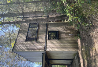 Cabaña moderna llamada Comfort Sweet Wellness en Cosy Cabins, rodeada de bosque en Limburg, Bélgica.