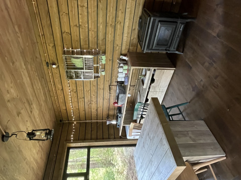 Interno in legno di una baita presso Comfort Sweet Wellness, Cosy Cabins, nella foresta di Limburgo, Belgio.