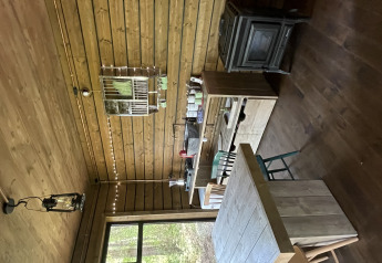 Intérieur en bois d'une cabane à Comfort Sweet Wellness, Cosy Cabins, dans la forêt du Limbourg, Belgique.