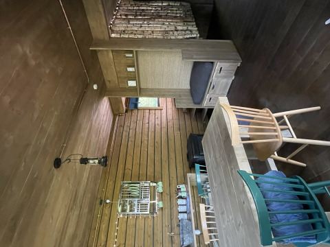 Interno di una cabina in legno Comfort Sweet Wellness presso Cosy Cabins, Limburgo, Belgio, con zona pranzo.