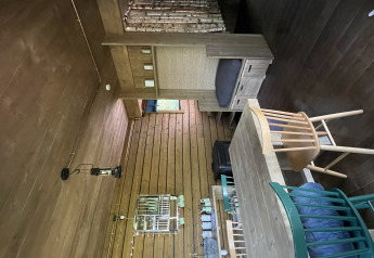 Interno di una cabina in legno Comfort Sweet Wellness presso Cosy Cabins, Limburgo, Belgio, con zona pranzo.