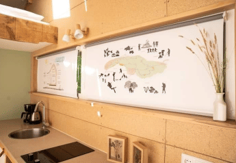 Cocina luminosa en Het Eilandhuis, 7Huizen aan Zee, Países Bajos, con arte y decoración natural.