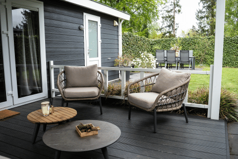 Terrasse extérieure à Heuvelrug Cottage, De Thijmse Berg, Pays-Bas, avec fauteuils confortables et table de jardin.