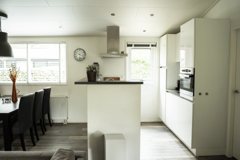 Cocina moderna con comedor en el Heuvelrug Cottage, De Thijmse Berg, Países Bajos, diseño luminoso y acogedor.