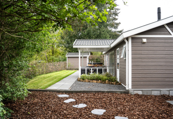 Wellness Cottage with private hot tub and sauna at De Thijmse Berg in the Netherlands, surrounded by greenery.