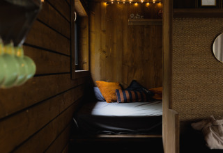 Acogedora cabaña de madera con cama suave y almohadas en Comfort Sweet Wellness, Limburg, Bélgica.