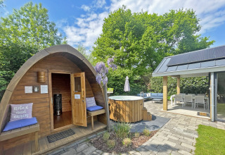 Zona de bienestar al aire libre en Wellness Cottage, De Thijmse Berg, Países Bajos, con sauna y jacuzzi.