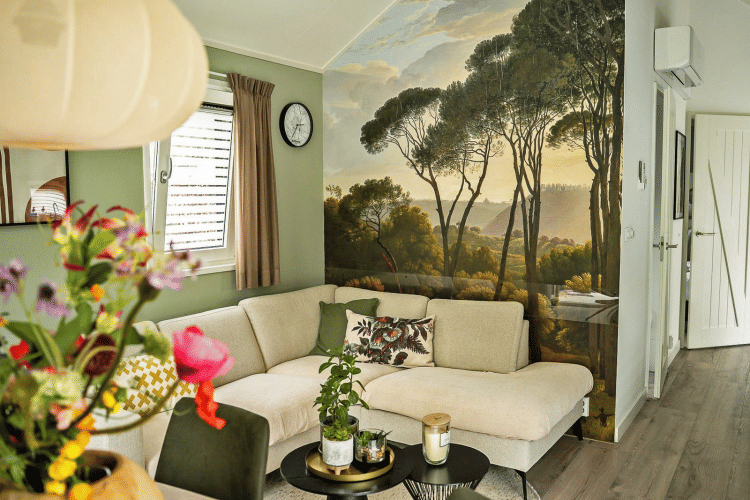 Sala moderna en Wellness Cottage de De Thijmse Berg con mural de bosque y cómodo sofá claro en la esquina.
