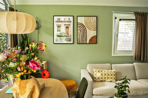 Moderne woonkamer in Wellness Cottage, De Thijmse Berg, Nederland, met decoratieve kunst en bloemenboeket.