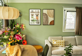 Moderne woonkamer in Wellness Cottage, De Thijmse Berg, Nederland, met decoratieve kunst en bloemenboeket.