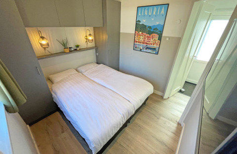 Cabaña Wellness en De Thijmse Berg, Países Bajos, dormitorio moderno con cama doble y decoración luminosa.