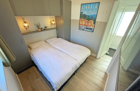 Wellness Cottage op De Thijmse Berg, Nederland; comfortabele slaapkamer met tweepersoonsbed en sfeervolle verlichting.