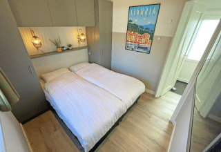 Chalet Wellness à De Thijmse Berg, Pays-Bas, chambre cosy avec lit double, décor moderne et éclairage doux.