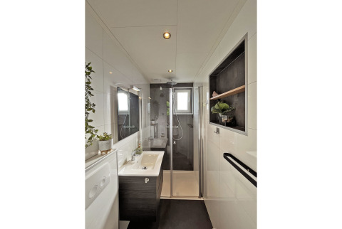 Baño moderno en Wellness Cottage en De Thijmse Berg, Países Bajos, con ducha de vidrio y plantas verdes.