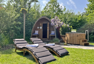 Zona de bienestar al aire libre en Wellness Cottage, De Thijmse Berg, Países Bajos con sauna y tumbonas.