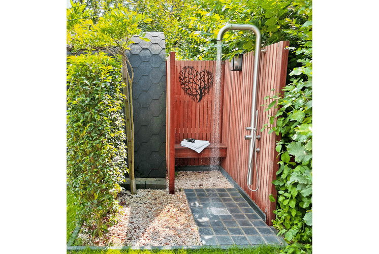 Ducha exterior en Wellness Cottage, De Thijmse Berg, Países Bajos, rodeada de madera y vegetación.