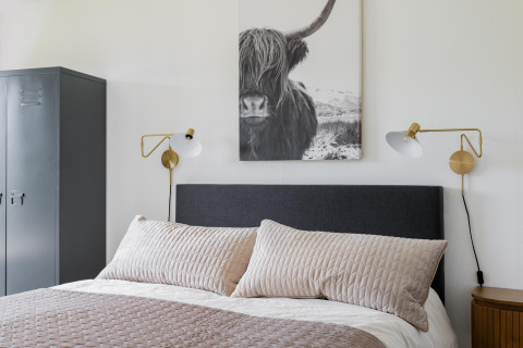 Schlafzimmer im Tiny House XL bei The Kremmer, Niederlande, mit moderner Dekoration und Wandkunst.