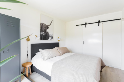 Lyst og moderne soveværelse i Tiny House XL ved The Kremmer, Holland, med minimalistisk indretning.