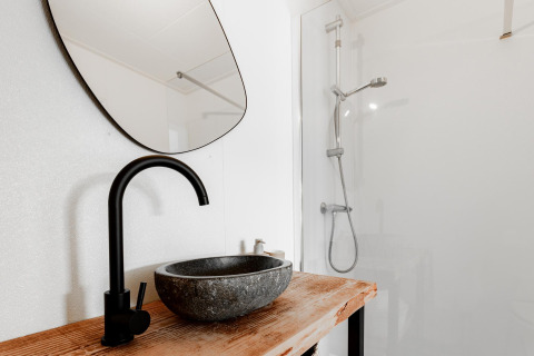 Modernes Badezimmer im Tiny House XL bei The Kremmer, Niederlande, mit Steinschüssel und Dusche.