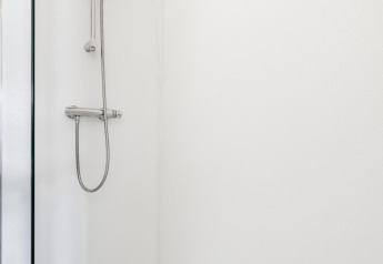 Ducha moderna en Tiny House XL en The Kremmer, Países Bajos. Estilo limpio y minimalista.
