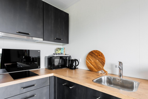 Moderne keuken in Tiny House with decking at The Kremmer in Nederland met houten aanrecht en apparatuur.