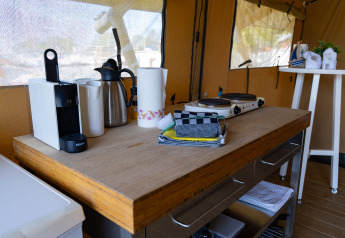 Comptoir de cuisine dans la tente Safari Heeg à Marina Heeg, Pays-Bas, avec cafetière et plaques chauffantes.