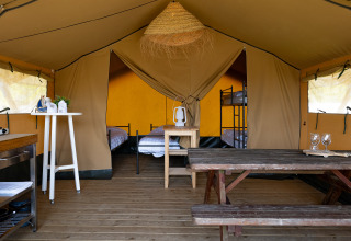 Indretning af en safaritelts hytte på Marina Heeg, med træmøbler og køkkenfaciliteter, Holland.