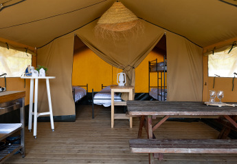 Indretning af en safaritelts hytte på Marina Heeg, med træmøbler og køkkenfaciliteter, Holland.