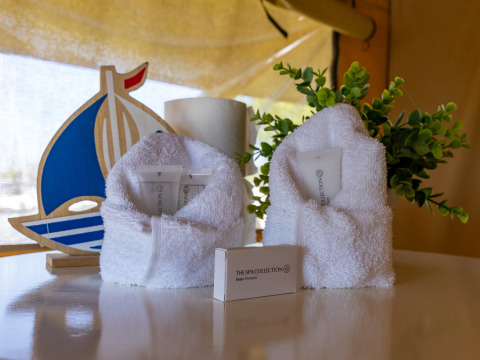 Luxe toiletartikelen en handdoeken in Safari tent Heeg bij Marina Heeg, Nederland, met bootdecoratie.
