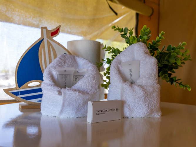 Artículos de tocador y toallas en tienda Safari Heeg en Marina Heeg, Países Bajos, con decoración náutica.