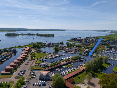 Vista aérea del puerto Marina Heeg en los Países Bajos, con una flecha señalando la Houseboat Heeg.