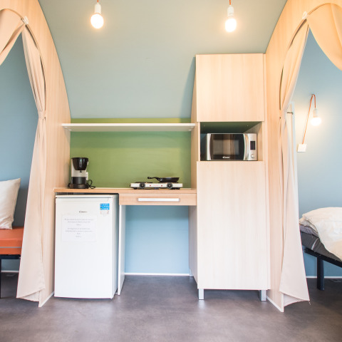 Cocina compacta en una tienda safari Coco Sweet en Camping La Colline, Bélgica.