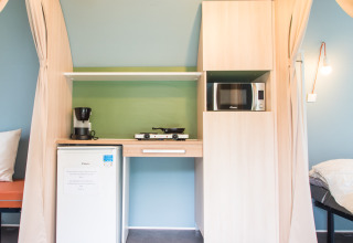 Cocina compacta en una tienda safari Coco Sweet en Camping La Colline, Bélgica.