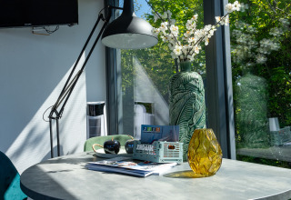 Sonnenlicht fällt auf modernen Tisch mit dekorativen Vasen im Houseboat Heeg bei Marina Heeg, Niederlande.