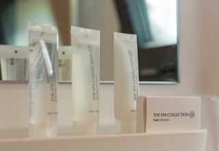 Toilettenartikel von The Spa Collection im Badezimmer des Hausboots Heeg in der Marina Heeg, Niederlande.