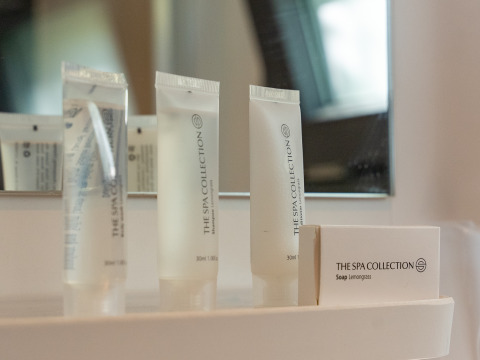 Toilettenartikel von The Spa Collection im Badezimmer des Hausboots Heeg in der Marina Heeg, Niederlande.