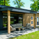 Vista esterna del Wood Cottage con veranda moderna presso Holiday park De Witte Berg, Paesi Bassi.